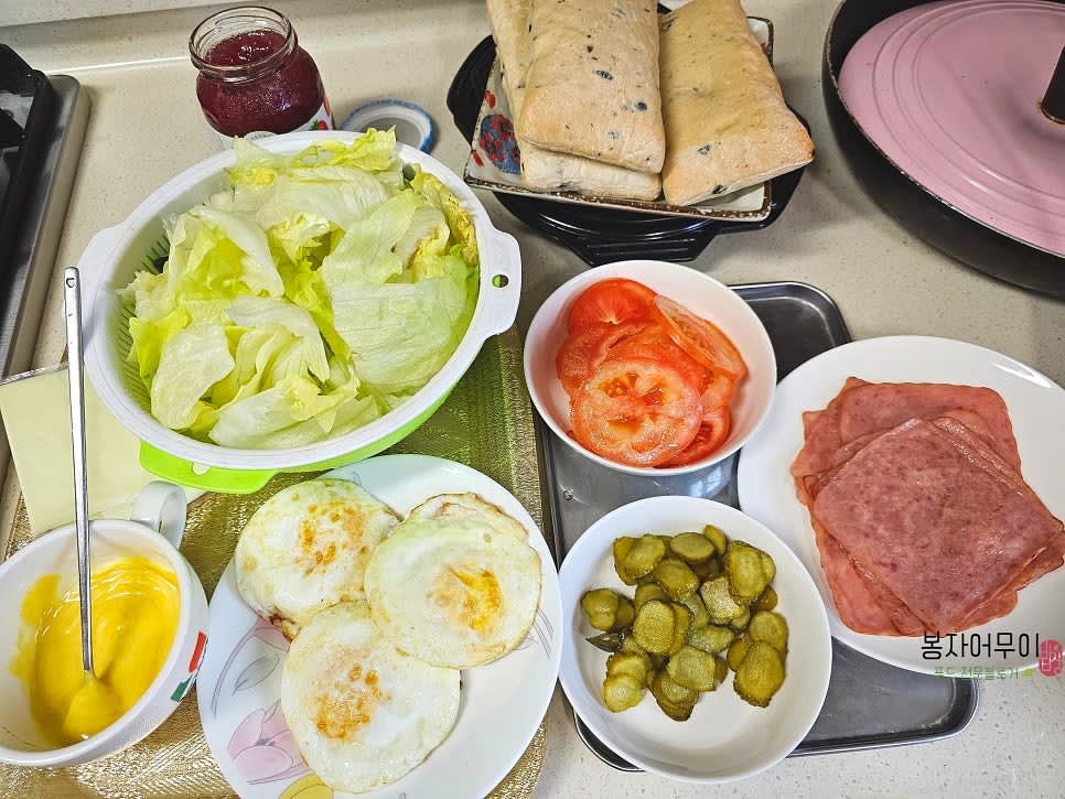 피클은 잘게 자르고 토마토는 얇게 슬라이스 썰어줍니다.