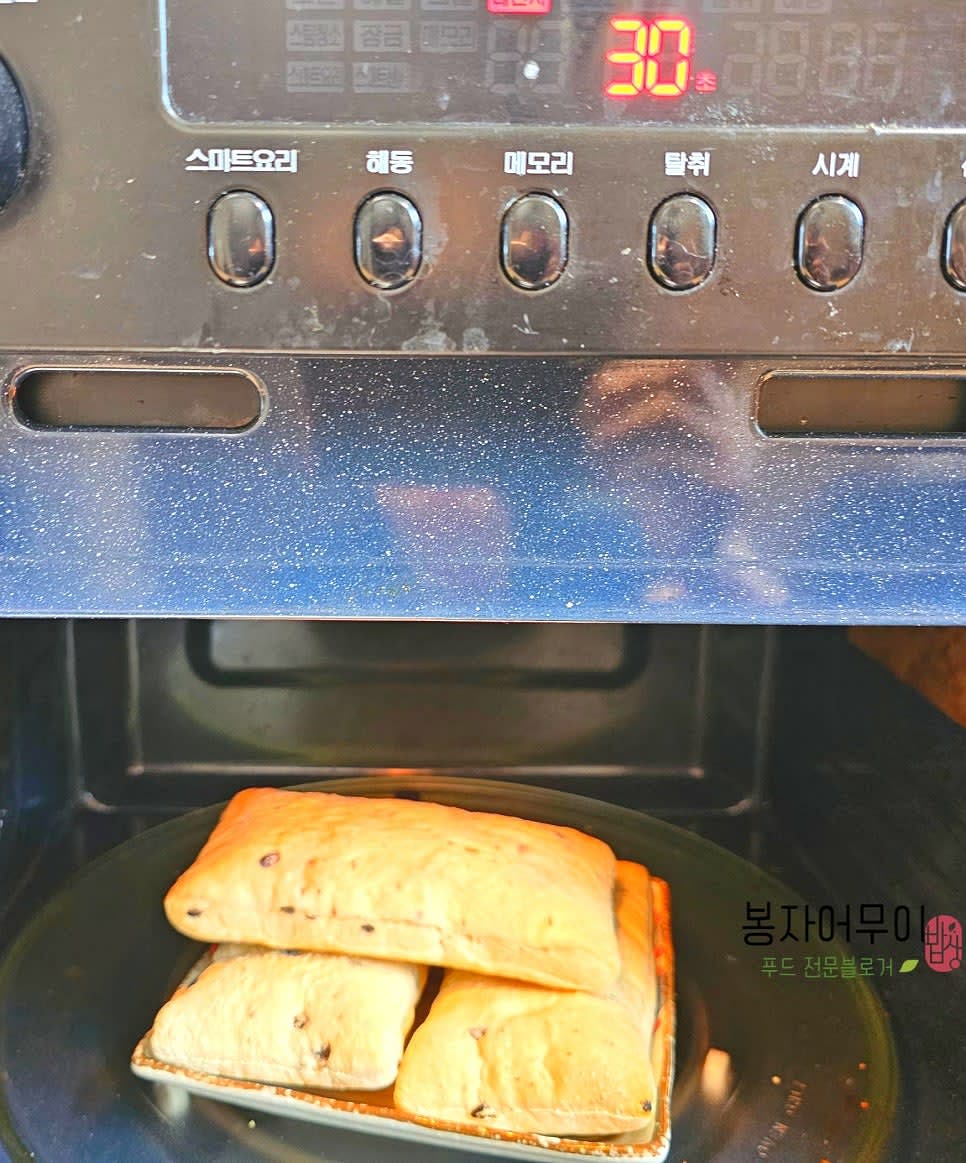 치아바타 빵은 반으로 잘라 전자레인지에 30초 돌려줍니다.