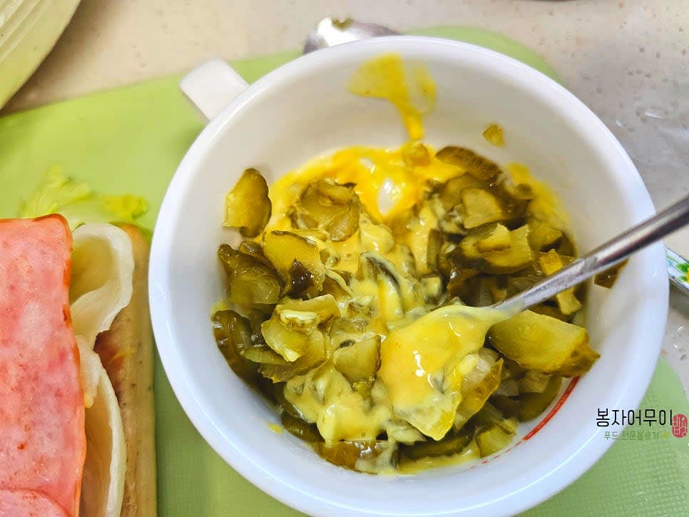 허니머스터드와 마요네즈를 섞고, 다진 피클을 함께 넣어 1차 소스를 만듭니다.