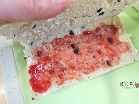 치아바타 빵 안쪽에 딸기잼을 먼저 바르고, 양상추, 토마토, 오이피클 넣은 머스터드 소스를 순서대로 올려줍니다.