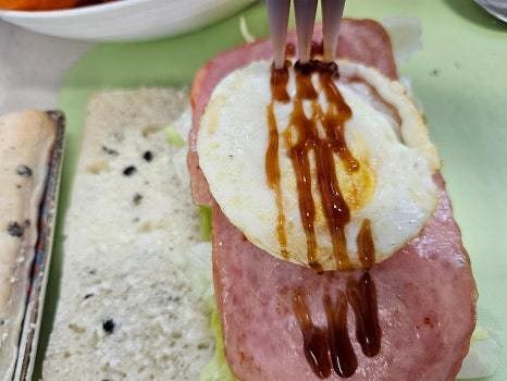 햄, 계란을 올리고 데리야키 소스를 듬뿍 뿌리고 치즈를 올립니다.