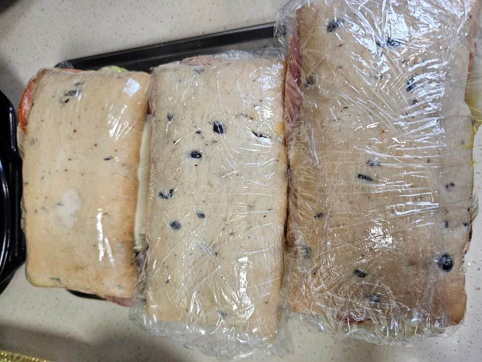 양상추는 손으로 꾹꾹 눌러가면서 부피를 줄여서 최대한 넣어줍니다.