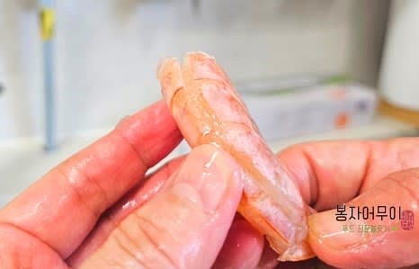 새우를 깨끗이 씻고 껍질과 내장을 제거합니다. 소금, 맛술, 후추로 밑간을 하고 10분간 재워둡니다. 새우살이 통통해서 전자레인지에 2분 돌려줍니다.