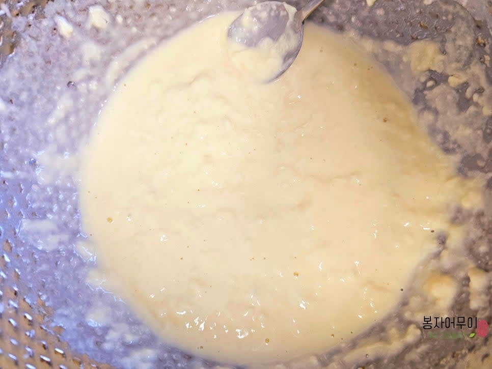 튀김가루와 물을 섞어 반죽을 만듭니다. 농도는 물의 양을 조절하여 원하는 점도로 만드세요.
