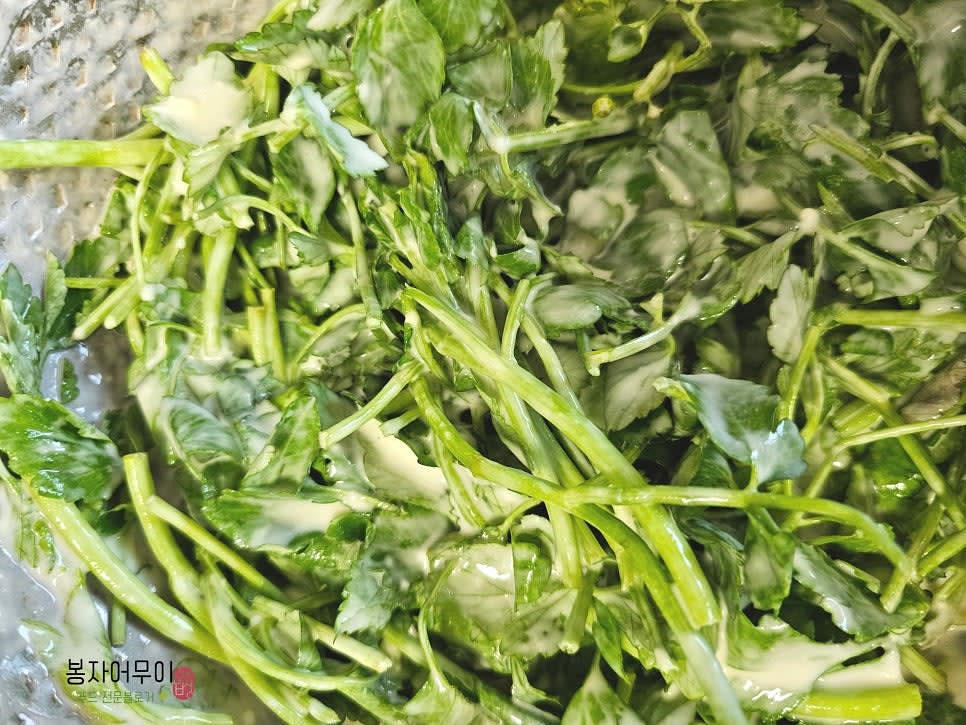 미나리를 반죽에 넣고 고루 버무려줍니다.