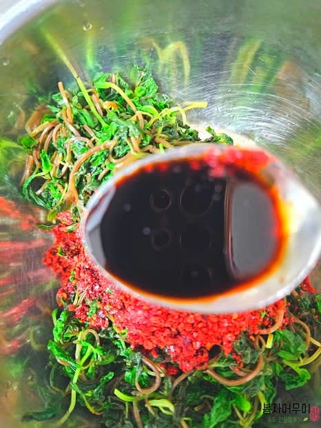 고춧가루, 간장, 참치 액젓, 올리고당, 참기름, 깨소금을 모두 넣어 잘 버무려줍니다.