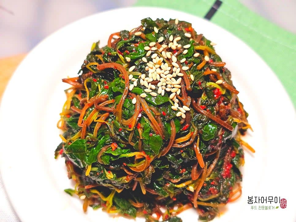 완성된 깻순무침을 그릇에 담아 맛있게 즐깁니다.