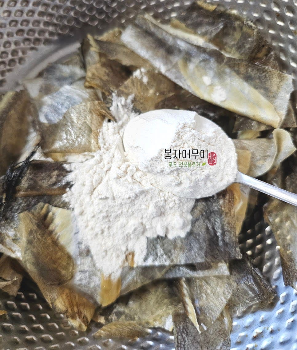 명태껍질에 튀김가루 2스푼을 넣고 고루 묻힙니다.