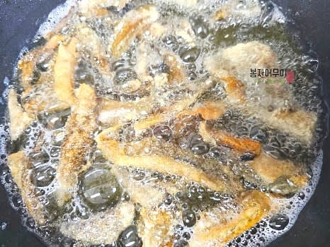 튀김기름을 예열한 뒤 명태껍질을 넣고 노릇하게 튀깁니다.