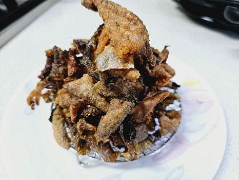 튀긴 명태껍질은 키친타올에 올려 기름을 제거합니다.