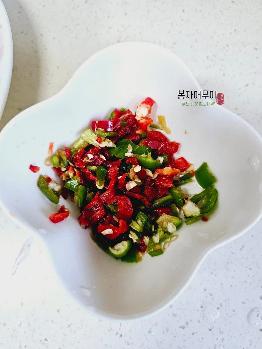 양념장을 만듭니다. 간장 2스푼, 물엿 2스푼, 식초 1스푼, 다진 청양고추를 섞습니다.