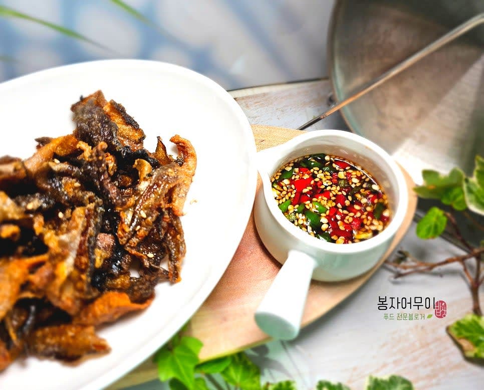 튀긴 명태껍질을 양념장에 버무리거나 찍어 먹습니다.