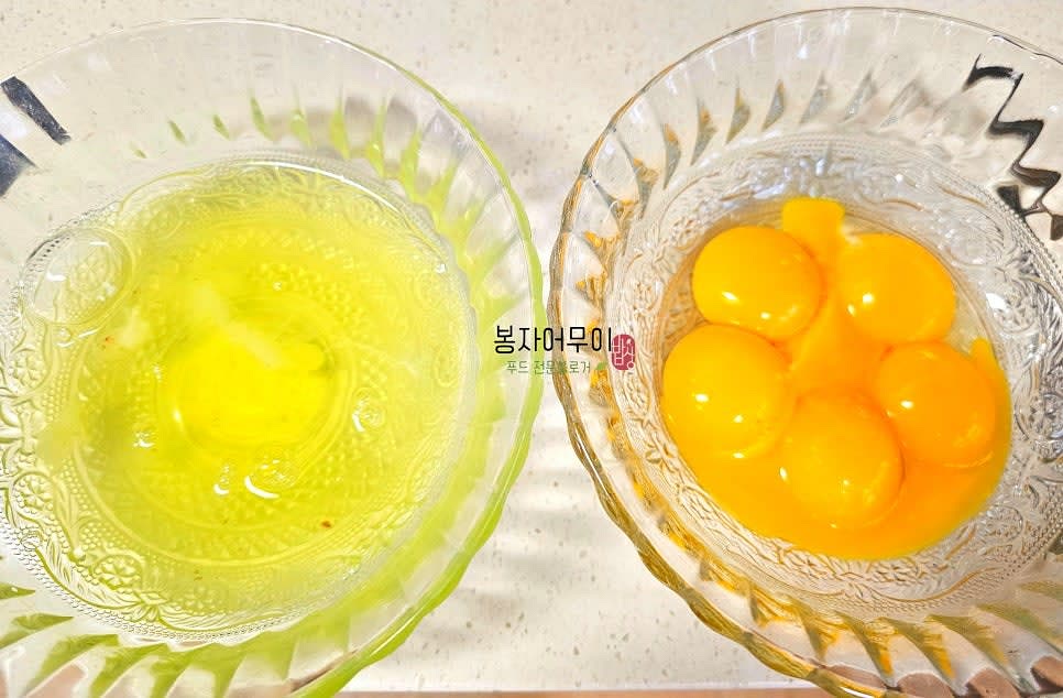 먼저 계란을 흰자와 노른자로 분리해 주세요.