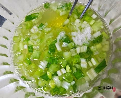 흰자에 소금 1스푼과 잘게 다진 파를 넣고 잘 섞어줍니다.