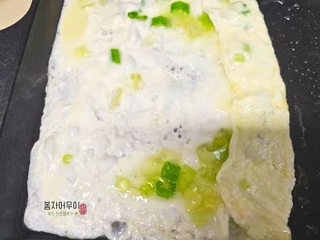달군 팬에 흰자 반죽을 얇게 펴고 약간 익힌 뒤 돌돌 말아줍니다.