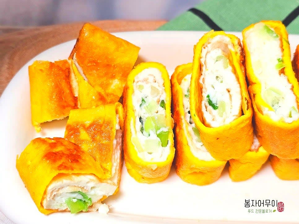 완성된 계란말이는 먹기 좋은 크기로 썰어 접시에 담아냅니다.