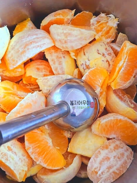 오렌지 껍질을 까고 속살을 도깨비방망이로 갈아줍니다.