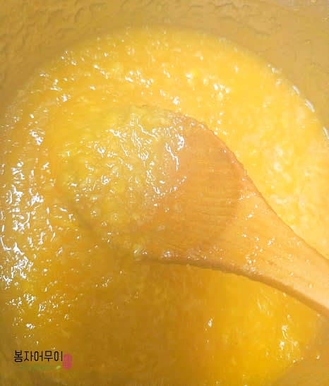 끓이는 동안 중간중간 저어주어 아래쪽이 타지 않도록 합니다.