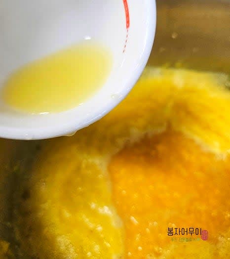 오렌지가 끓어오르면 레몬즙 2스푼을 넣고 계속 졸여줍니다.