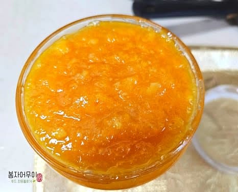 오렌지잼이 꾸덕꾸덕해지면 불을 끄고 병에 담아주세요.