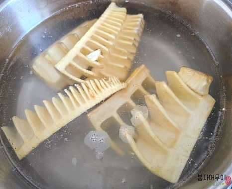 큰 냄비에 물 1kg, 소금 1스푼을 넣고 팔팔 끓입니다. 손질한 죽순을 넣고 약 30분간 삶아줍니다.