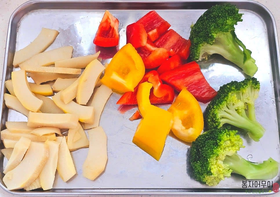 죽순 250g을 준비하고 브로콜리는 끓는 물에 살짝 데쳐서 사용합니다. 파프리카는 노랑과 빨강 각 1/4쪽씩 얇게 썰어줍니다.