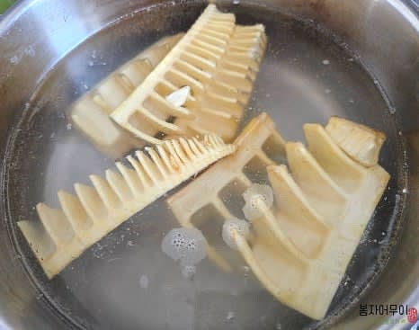 손질한 죽순을 쌀뜨물에 담고 소금 1작은술을 넣어 30~40분간 삶아 부드럽게 만듭니다.