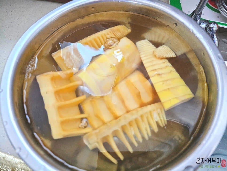 삶은 죽순을 흐르는 물에 헹군 후, 찬물에 4시간 동안 담가 쓴맛을 제거합니다.