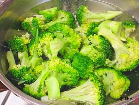 브로콜리가 잠길 만큼 물을 담고 물이 팔팔 끓어오르면 소금 1스푼을 넣고 1분 데쳐줍니다. 데친 브로콜리를 흐르는 물로 세척하고 물기를 털어줍니다.
