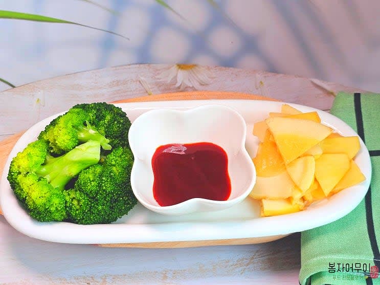 삶은 죽순과 브로콜리를 접시에 담고, 시판 초장을 곁들여 완성합니다.