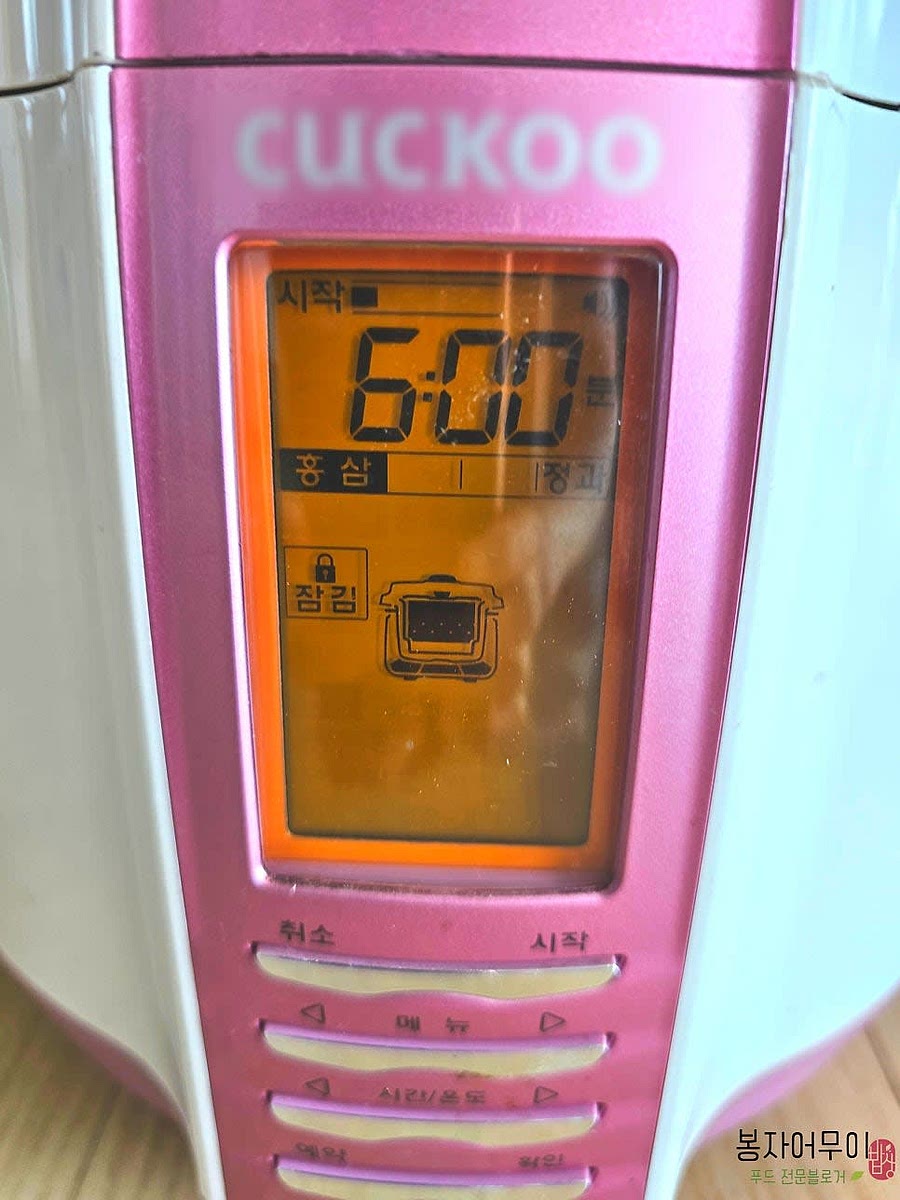 손질한 도라지를 중탕기에 넣고 꿀을 2배로 부은 뒤 6시간 중탕합니다. 일반 냄비를 사용할 경우 약불에서 1시간 정도 조리합니다.