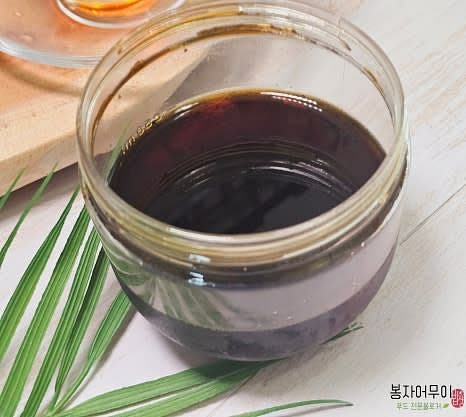 완성된 도라지청을 유리병에 담아 냉장 보관합니다.