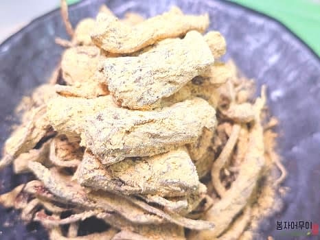 도라지 정과는 콩고물을 무쳐서 먹기도 합니다.