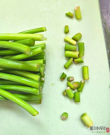 마늘쫑을 씻고 끝부분을 자른 뒤, 5~6cm 길이로 잘라줍니다.