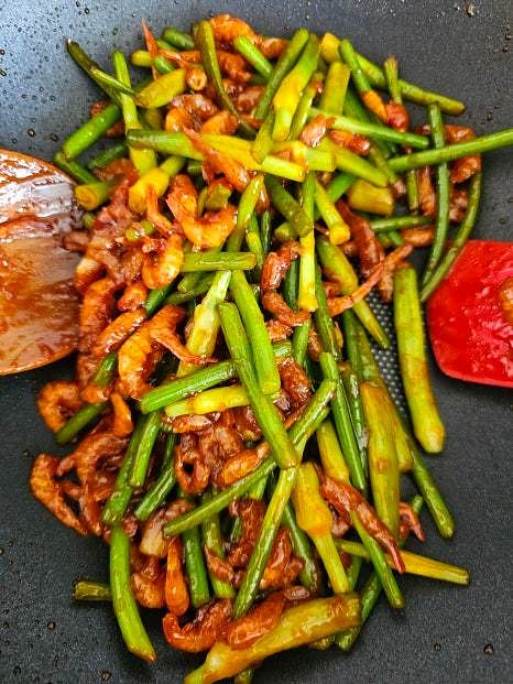 데친 마늘쫑을 넣고 간장, 물엿, 고추장, 다진 마늘을 넣어 강불에서 1분간 볶습니다.