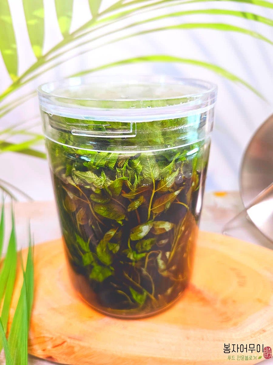 물기를 제거한 두릅을 반찬통에 담고 식힌 간장물을 부어줍니다.