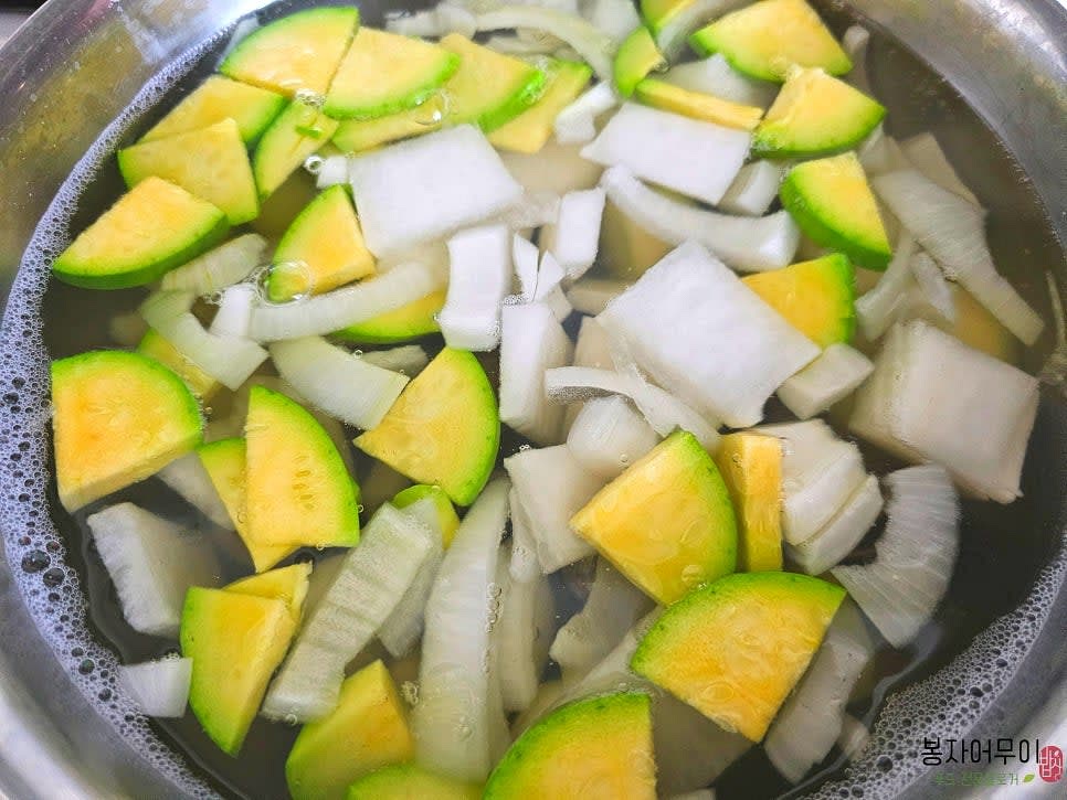 멸치육수를 끓이고 야채와 다진 마늘, 청양고추를 넣어 끓입니다.