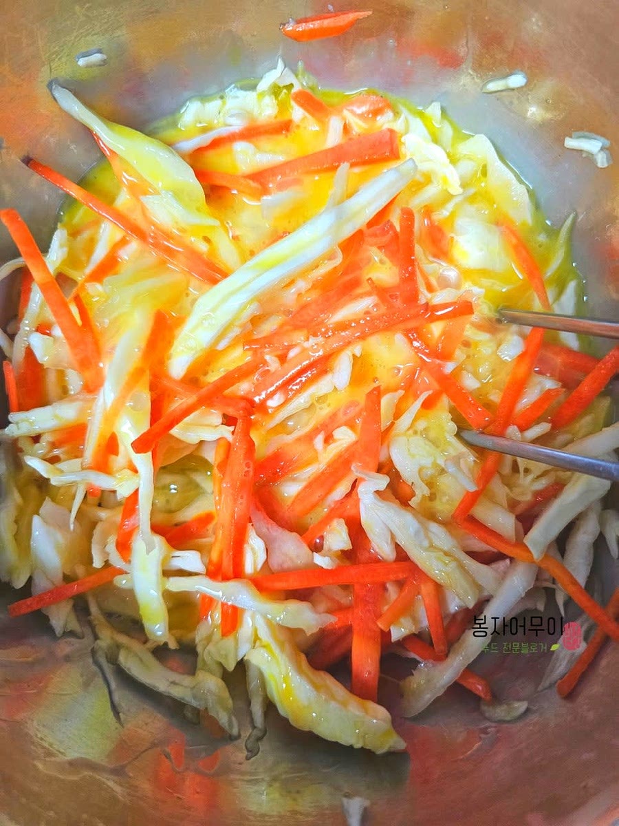 계란을 그릇에 깨어 양배추와 당근을 넣고 잘 섞어준다.