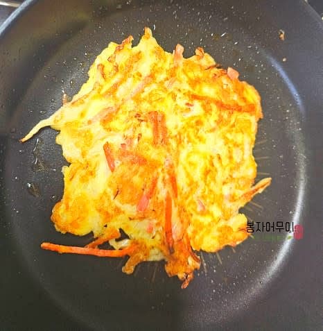 팬을 달군 후 계란 혼합물을 한 국자씩 떠서 동그랗게 부친다.