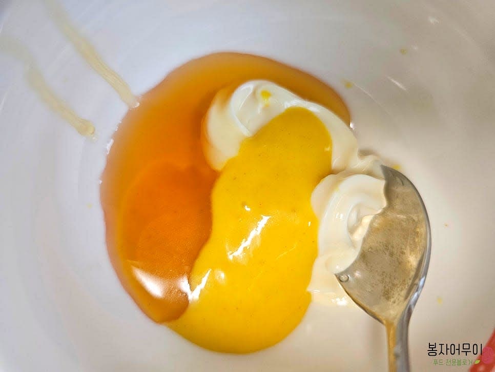 또띠아에 마요네즈, 허니 머스터드 소스, 꿀을 섞은 소스를 골고루 바른다.