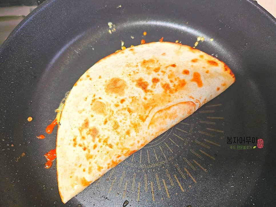 또띠아를 반으로 접은 뒤 팬에서 양면을 약불에서 살짝 구워준다.