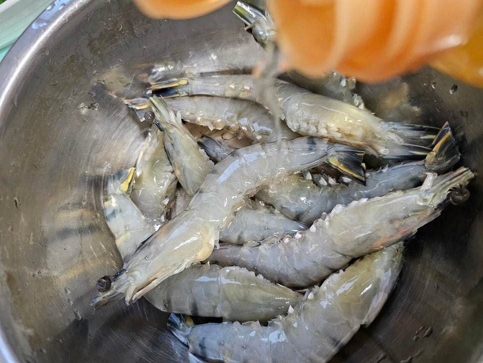 손질한 새우에 맛술 2스푼을 뿌려 잠시 두어둡니다. 이때 소금과 후추를 약간 뿌려 간을 더해도 됩니다.