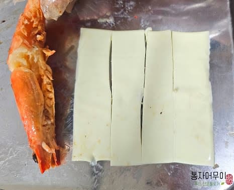 슬라이스 치즈는 4등분으로 자르고 체더 치즈는 손으로 잘게 찢어 준비합니다.