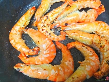 새우를 미리 한번 구워줍니다.