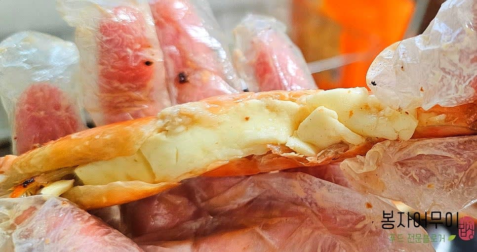 새우 배 부분에 준비한 치즈를 넣고 가득 채워줍니다.