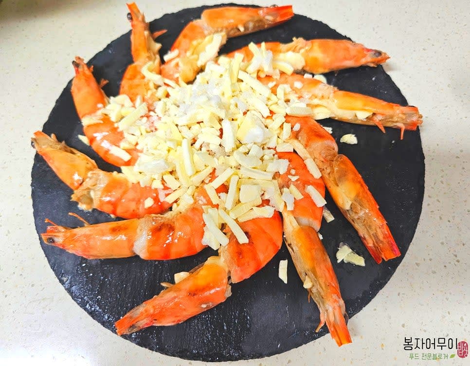 새우 위에 녹인 버터 1스푼을 골고루 뿌리고 치즈도 뿌린 후 에어프라이어나 오븐에 180도 10분 돌려줍니다.