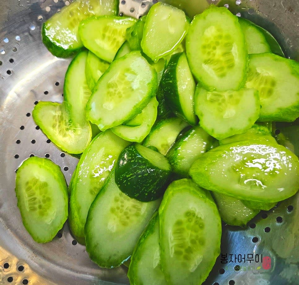 오이를 깨끗이 씻은 후 중앙의 씨를 숟가락으로 긁어내고 길쭉하게 썰어 준비하세요.