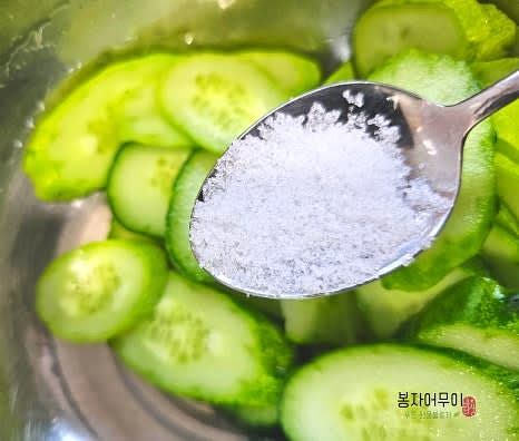 오이에 소금 반스푼, 설탕 반스푼, 물엿 1스푼, 물 2스푼을 넣고 골고루 섞어 20~30분 정도 절여 물기를 제거하세요.