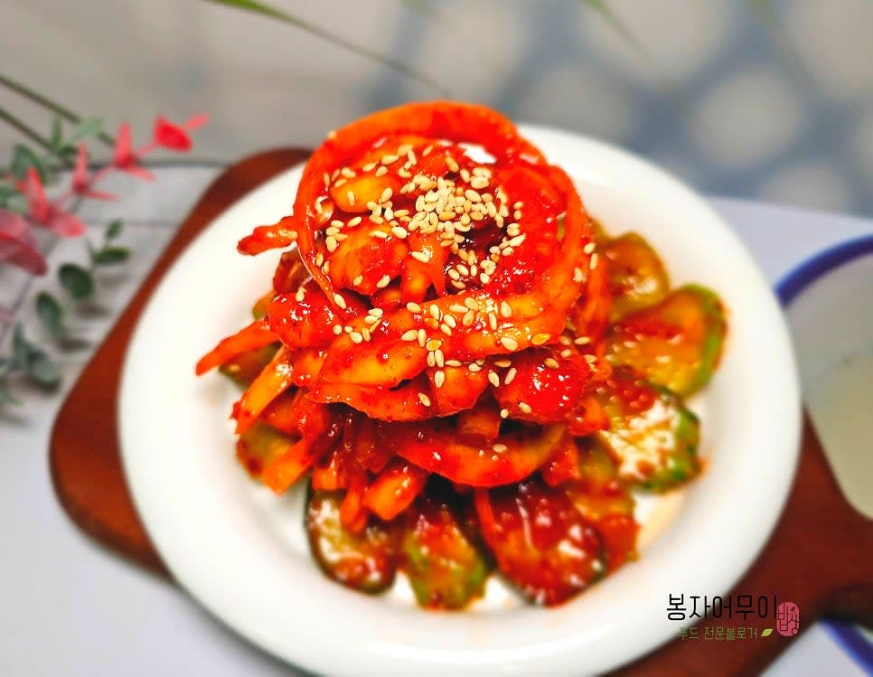 마지막으로 깨소금을 뿌려 완성된 도라지 오이무침을 접시에 담아 맛있게 즐기세요.