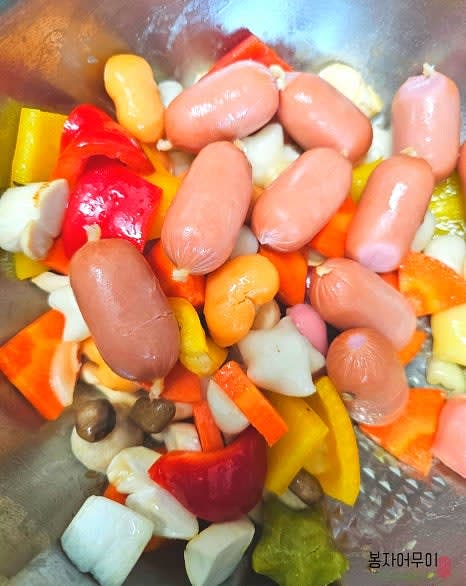 예열된 프라이팬에 마늘을 먼저 볶다가 나머지 떡과 소시지, 야채를 넣고 볶아줍니다.